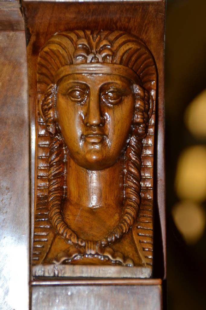Detail b: Pfeilerherrenkommode, Frankreich, um 1830/40 , 6-schübig, Mahagoni auf Eiche furniert, dicke Furnier, klassizistisch, Tatzenfüße, Pilaster mit ...