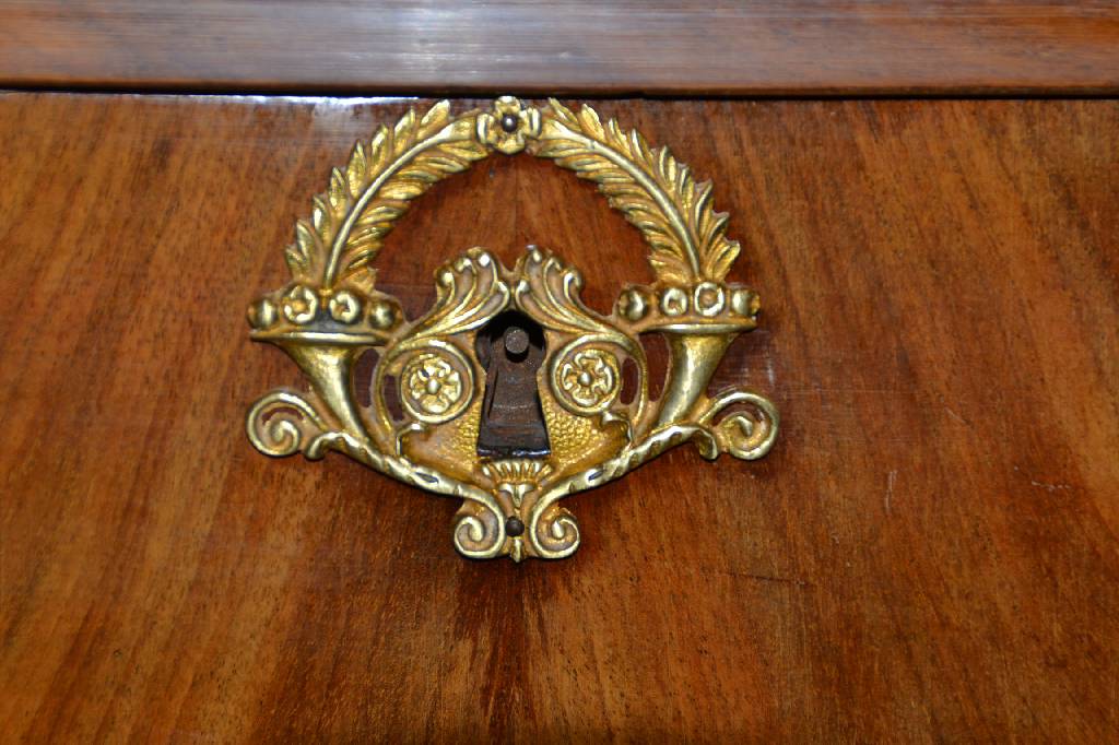 Detail c: Pfeilerherrenkommode, Frankreich, um 1830/40 , 6-schübig, Mahagoni auf Eiche furniert, dicke Furnier, klassizistisch, Tatzenfüße, Pilaster mit ...