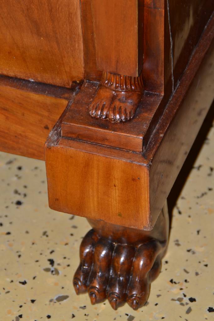 Detail d: Pfeilerherrenkommode, Frankreich, um 1830/40 , 6-schübig, Mahagoni auf Eiche furniert, dicke Furnier, klassizistisch, Tatzenfüße, Pilaster mit ...
