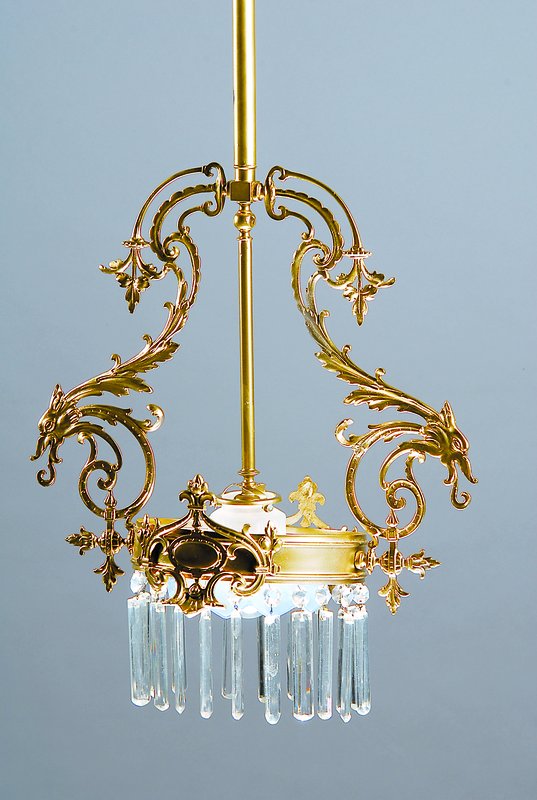 Deckenlampe, Frankreich, um 1900, Metallmontur mit Fabeltierköpfen, ehemals Gasbetrieb, jetzt elektrifiziert (nicht geprüft), facettierter ...