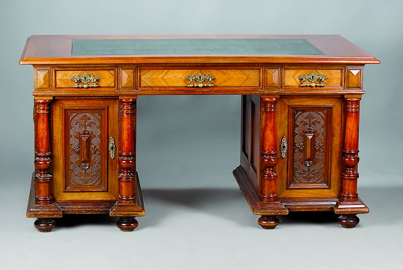 Gründerzeit Schreibtisch, um 1880, Nussbaum gedrechselt, im Renaissance-Stil, grünes Lederergänzt, Korpus Eiche/Fichte, original Schlösser und ...