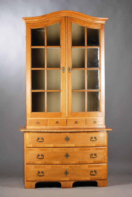 Dresdner Aufsatzvitrine, Dresden, um 1740, Furnier ausgeblichen, original Schlösser und Beschläge, 2 Schlüssel vorhanden, Vitrinenoberteil mit ...
