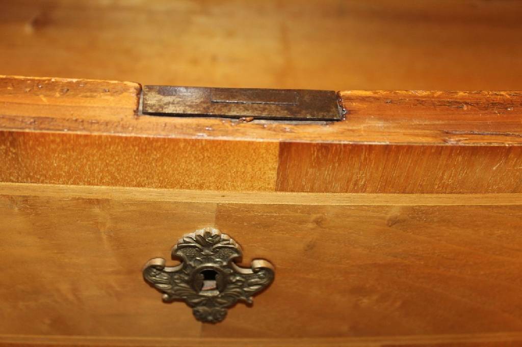 Detail g: Dresdner Aufsatzvitrine, Dresden, um 1740, Furnier ausgeblichen, original Schlösser und Beschläge, 2 Schlüssel vorhanden, Vitrinenoberteil mit ...