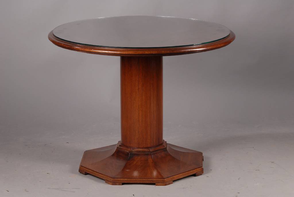 Art-Deco Tisch, um 1920, Mahagoni furniert, runde Säule auf octagonaler Fußplatte, Glasabdeckung später, Gebr.sp, ca. 66x85 cm