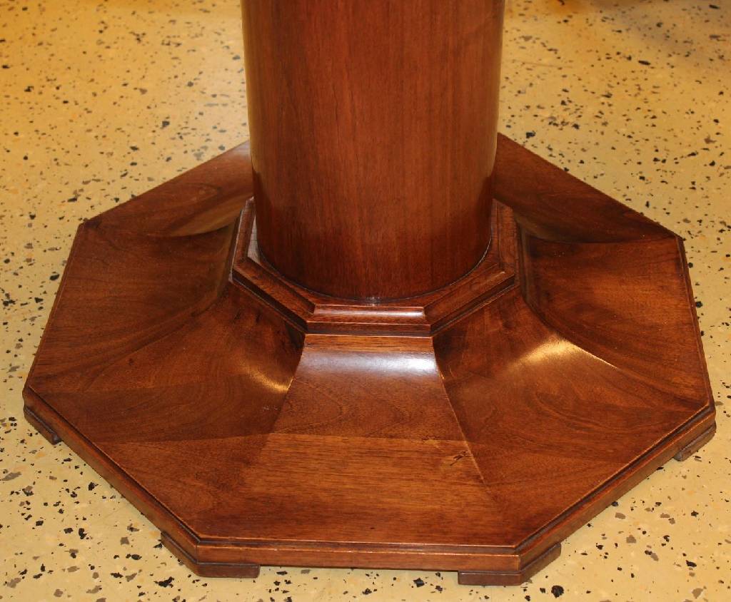 Detail a: Art-Deco Tisch, um 1920, Mahagoni furniert, runde Säule auf octagonaler Fußplatte, Glasabdeckung später, Gebr.sp, ca. 66x85 cm