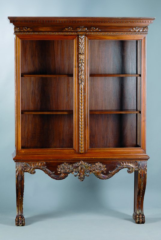 2-türige Vitrine, um 1910, 3-seitig verglast, auf geschnitztem Unterbau im Renaissance-Stil , Schnitzerei vergoldet und alt überbronziert, 2 ...
