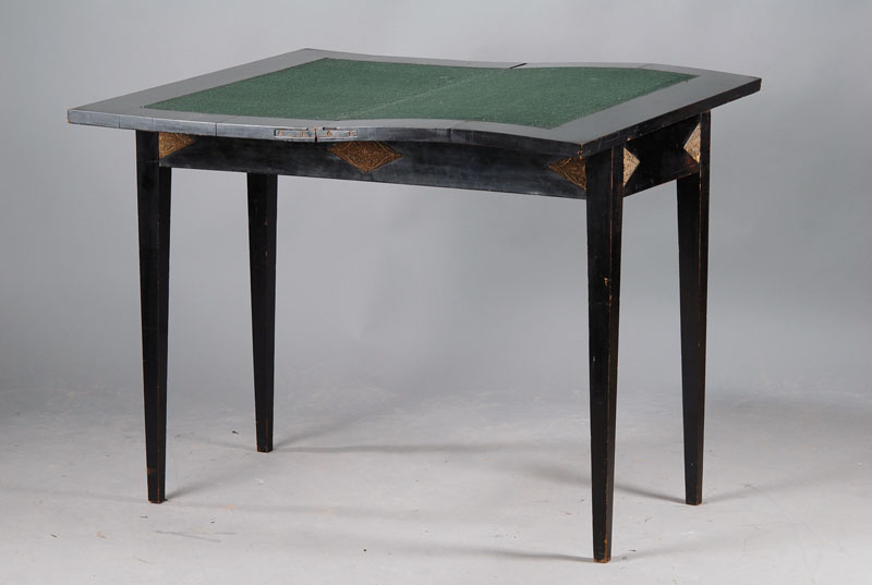 Spieltisch, Biedermeier, wohl süddeutsch, um 1820, vollständig ebonisiert, mit rautenförmigen Einlagen gestuckt und vergoldet, Innenfläche mit ...