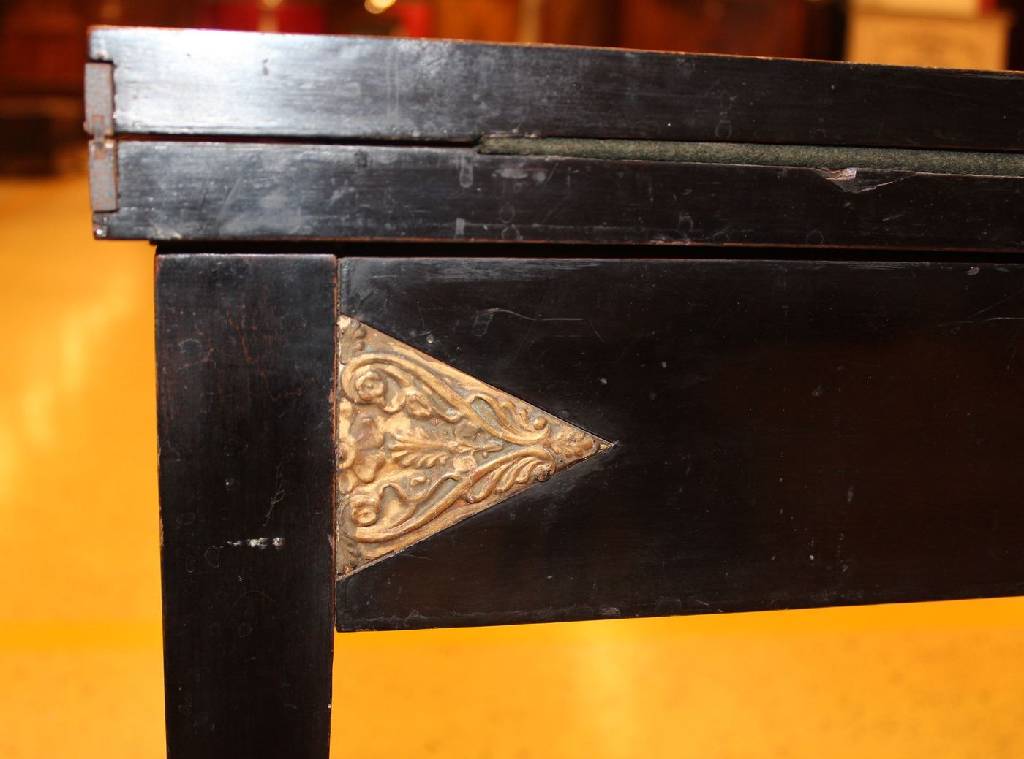 Detail b: Spieltisch, Biedermeier, wohl süddeutsch, um 1820, vollständig ebonisiert, mit rautenförmigen Einlagen gestuckt und vergoldet, Innenfläche mit ...