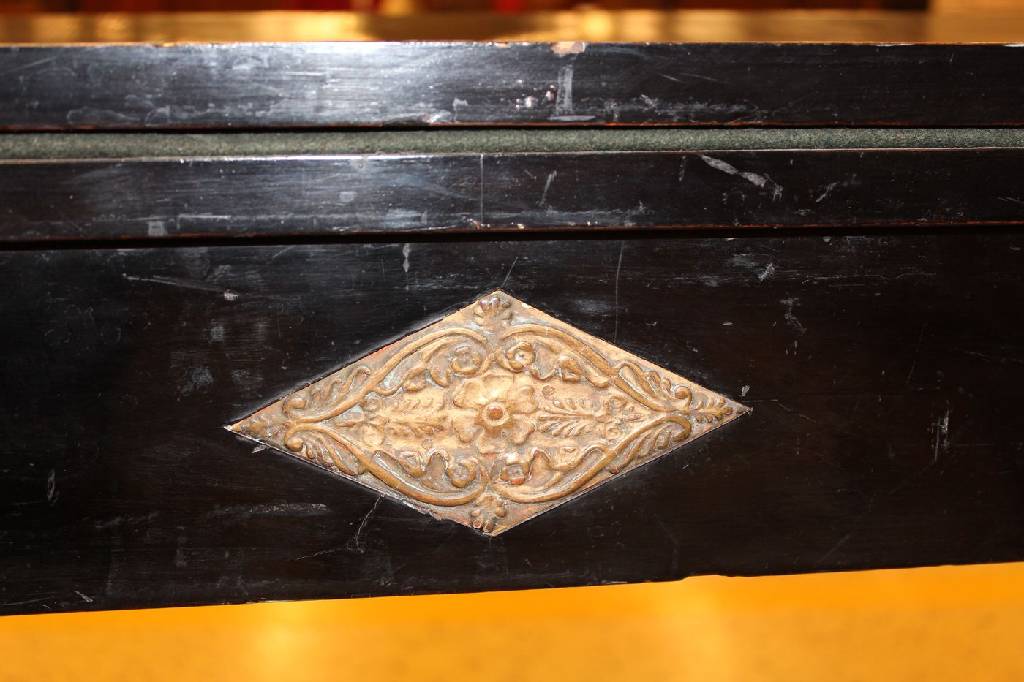 Detail c: Spieltisch, Biedermeier, wohl süddeutsch, um 1820, vollständig ebonisiert, mit rautenförmigen Einlagen gestuckt und vergoldet, Innenfläche mit ...