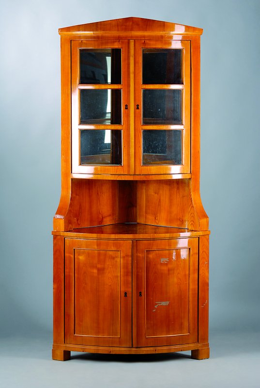Eck-Aufsatzvitrine im Biedermeierstil, Kirschbaum massiv und furniert, 2-teilig, Unterteil 2-türig, Oberteil mit 2 verglasten Türen, Rückseitig ...