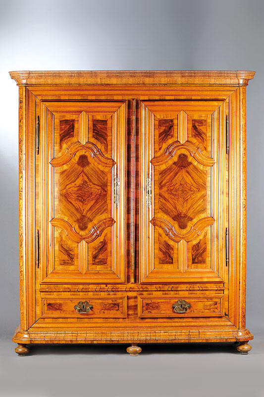 Prunkschrank, Elsaß/Süddeutsch, um 1770, Wurzelnussfurnier, Korpus Weichholz, auf Rahmen gearbeitet, Furnier vielfach gespiegelt, Bandintarsien ...