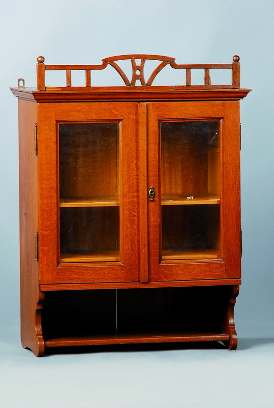 Hängevitrine, Eiche, deutsch um 1905, Ablageboard, verzierte Krone, diese repariert und lose beiliegend, 75 x 54 x 23 cm