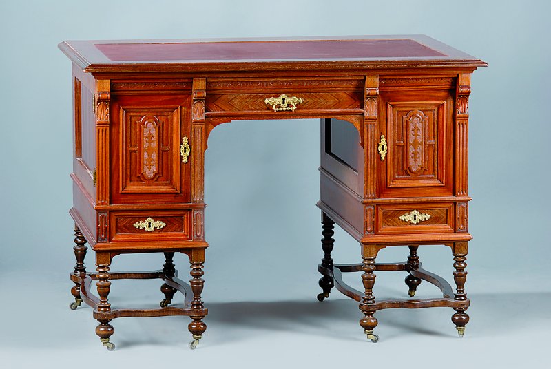 Damenschreibtisch, deutsch, um 1900, meist Mahagonifurnier auf Eiche, reich kassettiert, eine Schublade oben, zwei Türen, zwei Schubladen unten, ...