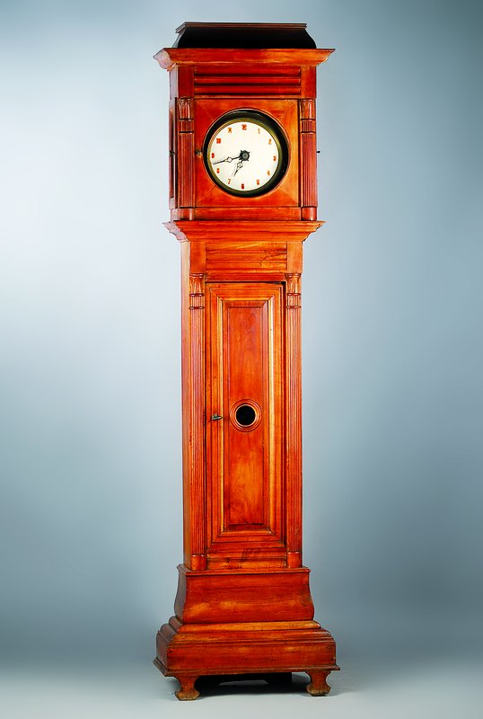 Standuhr, Frankreich/Belgien, um 1840/50, Holzgehäuse, alter Wurmbefall, Zifferblatt sek. farbl. gefaßt, Stabplatinen im Eisenkasten, ...