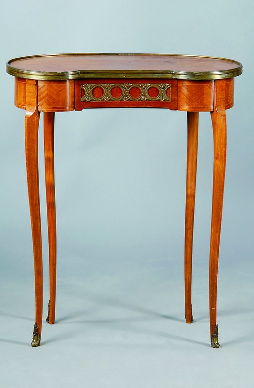 Beistelltischchen, Frankreich, 30er J., Mahagonifurnier, eine Schublade, Platte mit Wasserrändern, ein Bein lose, leichte Alterssch., ca. 72x60x33 cm