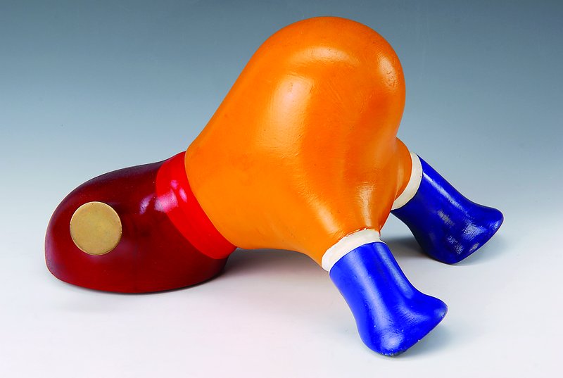 Otmar Alt, geb. 1940, Skulptur, Mops, Mischmasse, bunt bemalt, handsigniert, datiert 1973, nummeriert 179/200, H.ca. 23cm, D.ca. 37cm