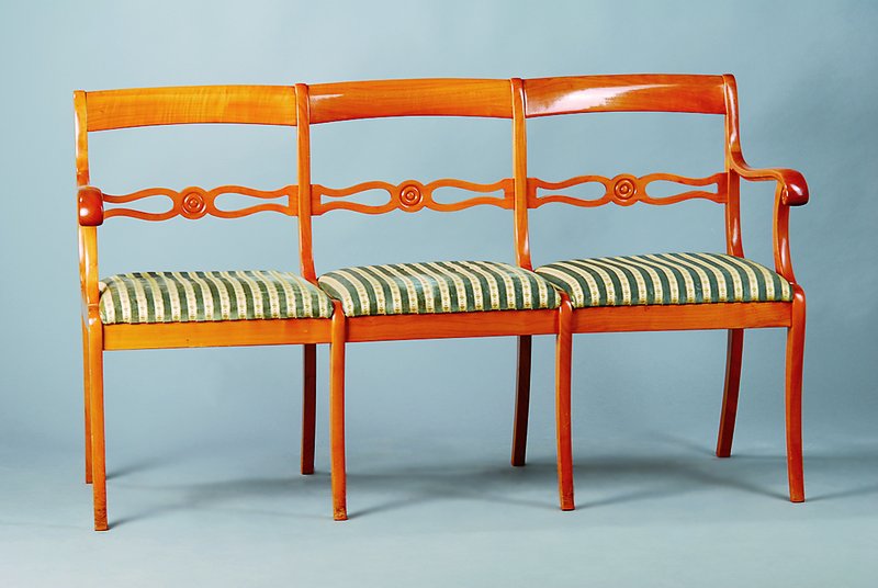 Detail a: komplette Sitzgruppe, Biedermeier-Stil, best. aus einem Ausziehtisch, einer Bank, vierArmlehnsessel und zwei Stühlen, Kirschbaum massiv, Mitte 20. ...