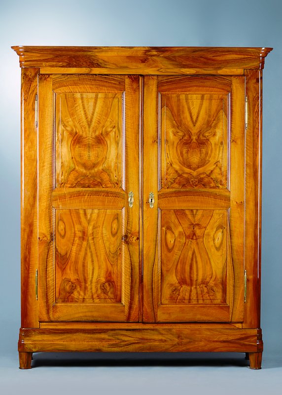 2-türiger Kleiderschrank, um 1800, Nußbaum massiv, erstklassige Holzauswahl, trotz Massivholz vielfach gespiegelt, Innenausbau Weichholz, Schellack ...