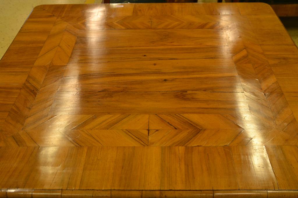 Detail a: Barocktisch, 19. Jh., Platte Nussbaumfunier , Gestell Mischholz, aus alten Teilen, schwundrissig, 80 x 120 x 110 cm, Schellack überpoliert