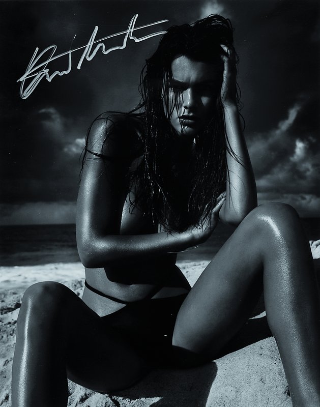 Patrick Demarchelier, geb. 1943, s/w Fotografie auf Fujicolor Crystal Archive Paper, Pirelli Kalender 2005, handsigniert, ca. 25x20 cm