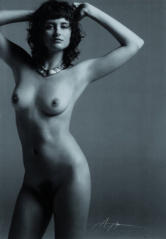 Inez van Lamsweerde, geb. 1963, s/w Fotografie auf Fujicolor Professional Paper, handsigniert, ca. 29,5x21 cm