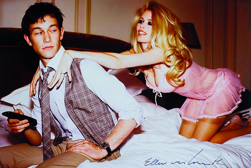 Ellen von Unwerth, geb. 1954, Claudia Schiffer, Farbfotografie auf Fujicolor Professional Paper, handsigniert, ca. 20x30,5 cm