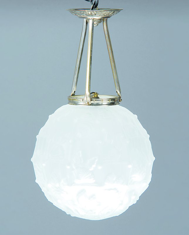 Deckenlampe, Frankreich 20/30er Jahre, Paris, wohl Hettier & Vincent, mattiertes Formglas, Blätterdekor, Metallmontur, 1 Brennstelle, H. ca. 42 cm, ...