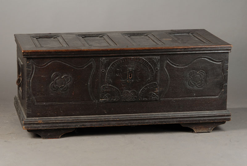 Truhe, Pfalz, um 1820/30, Eiche geschwärzt, Flachschnitzerei, Alters- und Gebr.spuren, ohne Schlüssel, ca. 55 x 125 x 58.5 cm verschlossen