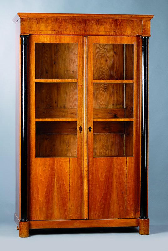 Vitrine, deutsch, um 1840, Biedermeier, Nußbaum massiv und furniert, mit schwarz gefassten Vollsäulen, drei Einlegeböden aus Weichholz, ...
