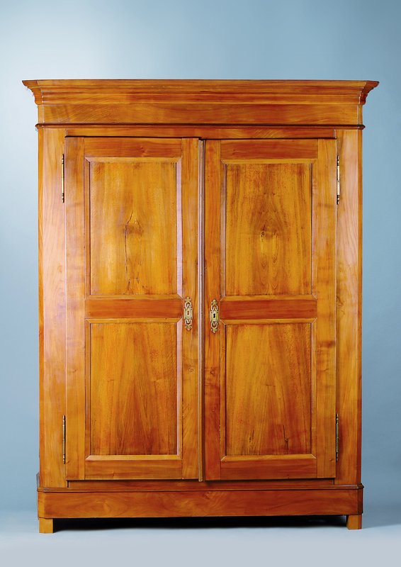 Schrank, süddeutsch, um 1850, Kirschbaum, restauriert, Beschläge sekundär, Innen ein Einlegebrett oben, l. schwundrissig, ca. 202 x 159 x 62 cm