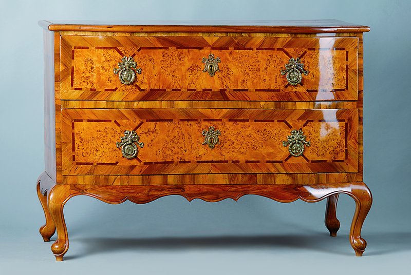 Doppelt geschweifte Barockkommode, süddeutsch, um 1760-70, Nußbaumfurnier z.T. massiv, Platte mit Bandeinlagen und Sternen, in Mahagoni und ...