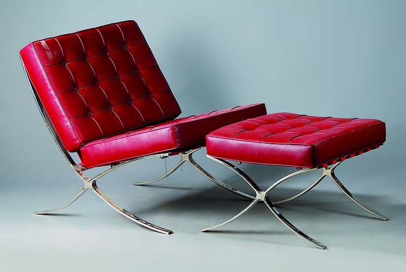 Barcelona-Chair, Reproduktion nach Mies van der Rohe, verchromte Metallmontur, gesteppte Kunstlederpolster, Sessel: H ca. 75cm, SH. ca. 50cm, Hocker ...