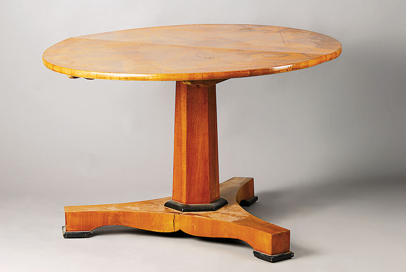 Runder Tisch, süddeutsch, um 1830, Nußbaum und Wurzelnußfurnier gespiegelt, H. ca. 75cm, D. ca. 120cm, restaurationsbedürftig,