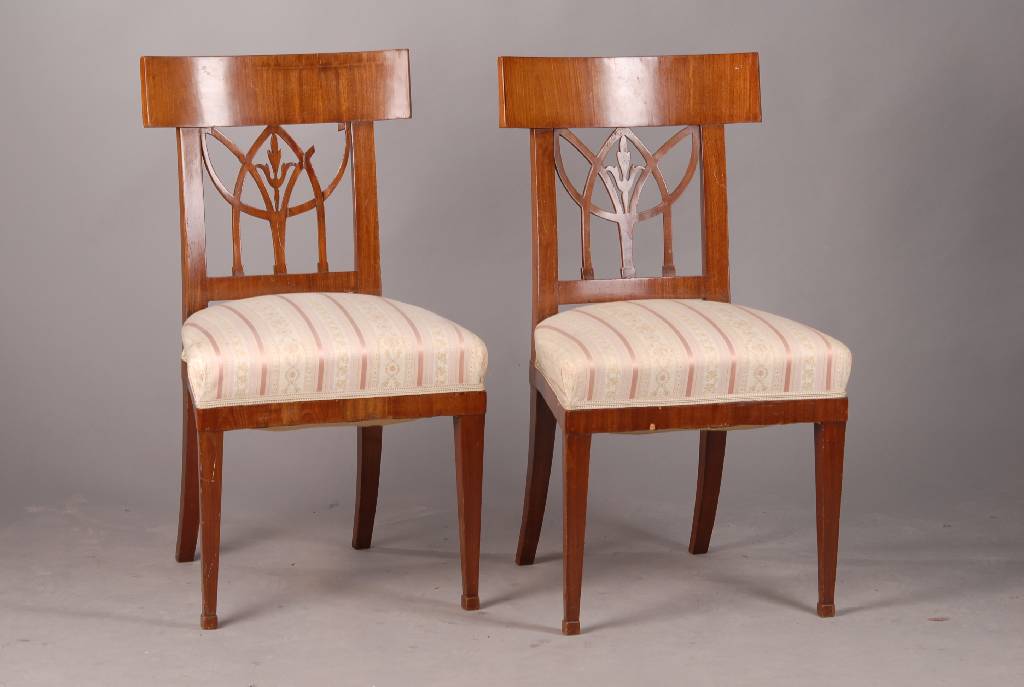 6 Stühle, deutsch, um 1810-20, Biedermeier, Mahagonifurnier, H. ca. 86cm, SH. ca. 46cm Bezug zu erneuern, kleine Furnierabplatzungen , Überholung ...