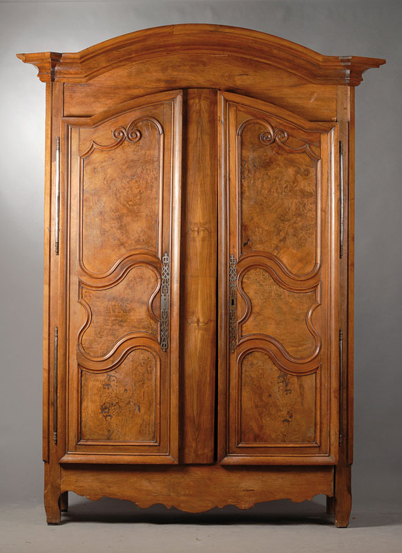 Barockschrank, Lothringen, um 1780, Nußbaum und Wurzelnußfurnier, geschweifter Giebel mit vorgekröpften abgeflachten Ecken, Türen je mit 3 ...
