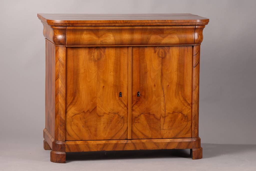 Halbschrank, süddeutsch, um 1850, Nußbaum massiv und gespiegelt furniert, 1-schübig, zwei Türen, st. Gespr.-Spuren, schwundrissig