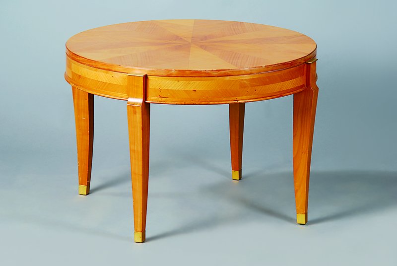 Runder Beistelltisch, Frankreich, um 1930/40 , Kirschbaumfurnier radial gespiegelt verlegt, H. ca. 48cm, D. ca. 74cm, sparsame Bronzeapplikationen