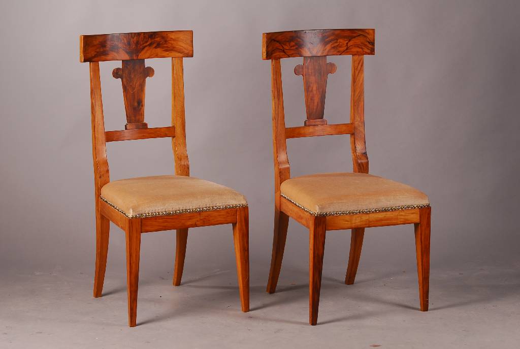 Drei Stühle, Pfalz, um 1825-30, Biedermeier,Nußbaum massiv und gespiegelt furniert, H. 96 cm / Sh. 46 cm