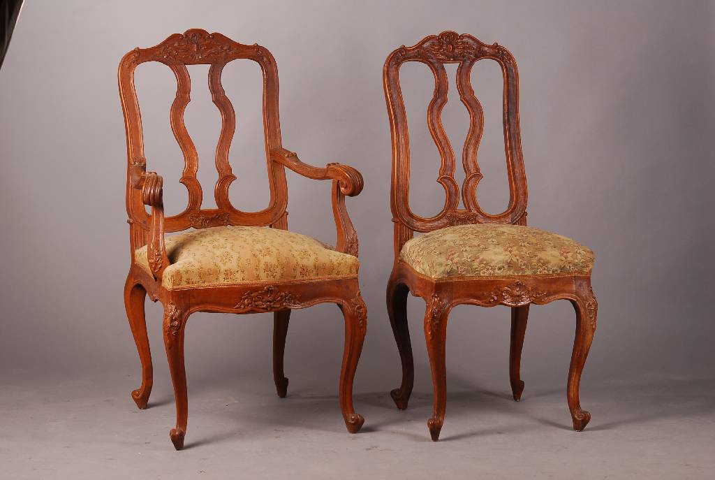 8 Stühle, Barock, Aachen-Lüttich, um 1760 -70, 2 davon Armlehnstühle, Eiche massiv, Schnitzerei, Stühle überwiegend fest verleimt.Alte ...