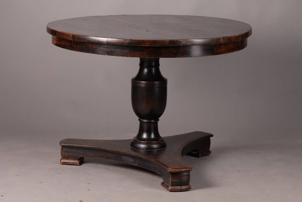 Tisch, Biedermeier, um 1825, wohl Birne furniert und ebonisiert, Platte abdrehbar, starke Gebr.-Sp., Tisch ist zu restaurieren, H. 77cm, D. 106cm