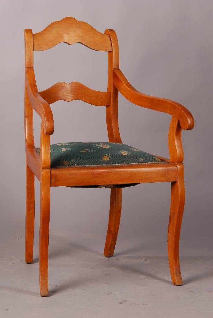 Armlehnstuhl, Biedermeier, um 1835, Kirschbaum massiv, Beine und Rücken geschwungen, Polsterung ist zu erneuern, ca 99x58x45 cm