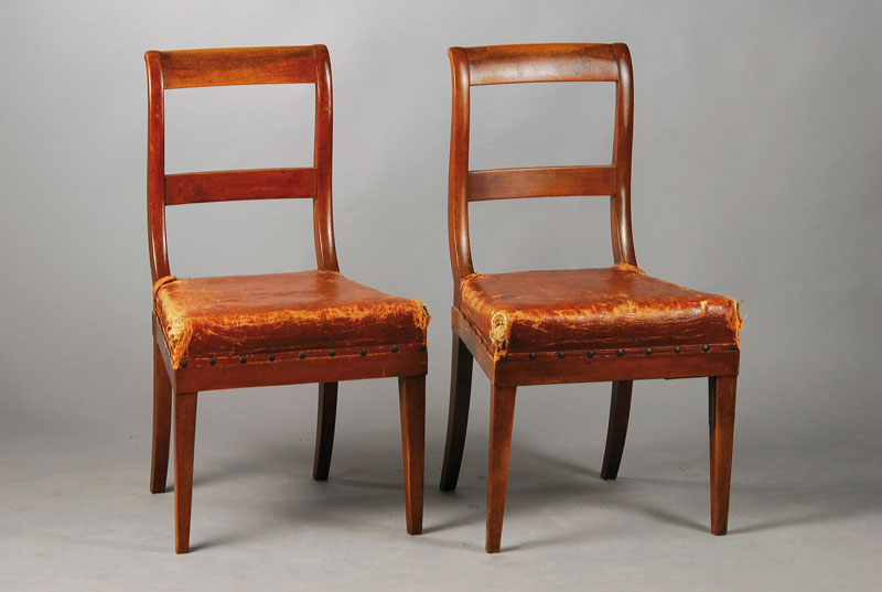5 Stühle, Biedermeier, um 1830, Nussbaum massiv, Nussbaum furniert auf Eiche, alte Polsterung muss erneuert werden, 4 Stühle fest verleimt, 1 Stuhl ...