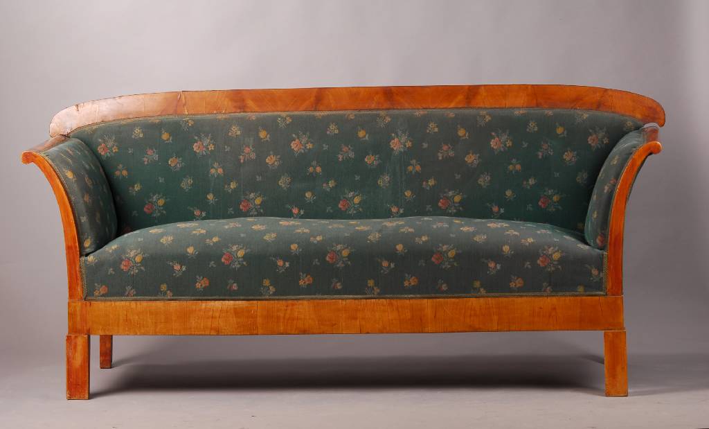 Sofa, Biedermeier, um 1825, Kirschbaumfurnier, Polsterung ist vollständig zu erneuern, Gestell und Oberfläche muss überarbeitet werden, ca. ...