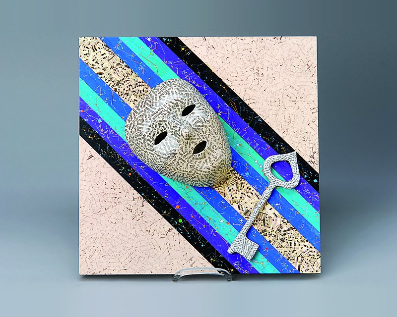 Jiri Kolar, Jahresobjekt von Rosenthal, 1986, Porzellan, rautenförmige Grundplatte applizierte Maske und Schlüssel, 381/1000, ca. 53.5x53.5 cm, ...