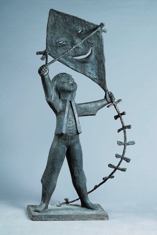 Dieter von Levetzow, geb. 1925, deutscher Bildhauer, Studium an der Akademie Weimar, hier: Junge mit Drachen, große Bronzefigur, am Sockel monogr. ...