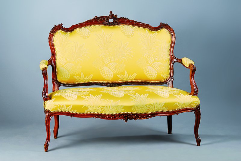 Salonbank, Frankreich, um 1890, zweisitzer, Nußbaum reich geschnitzt, asym. Blumendekor, eleganter gelber Damastbezug, 103 x 123 x 58 cm, l. ...