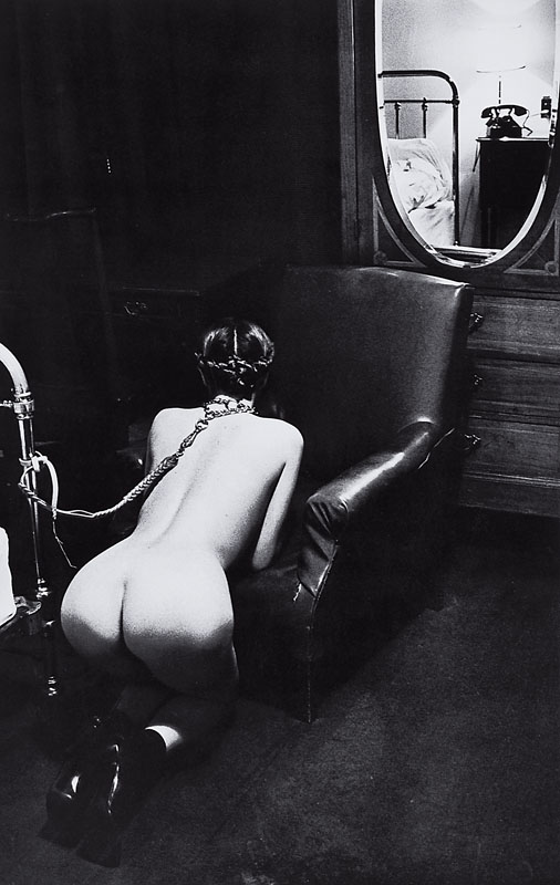 Helmut Newton, 1920 Berlin - 2004 Los Angeles, s/w Foto-Lithographie, hotel room, handsigniert, rückseitig bezeichnet, Zertifikat, Blattgr. ca. ...