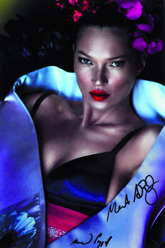 Mert Alas & Marcus Piggott, Farbfotografie, Kate Moss, handsigniert, ca. 28,5x19 cm, PP, unter Glas gerahmt