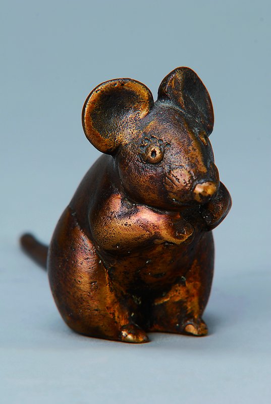 Gernot Rumpf, geb. 1941 Kaiserslautern, Maus, Bronzeskulptur, monogrammiert, Gießerstempel Strehle, H. ca. 6.5cm