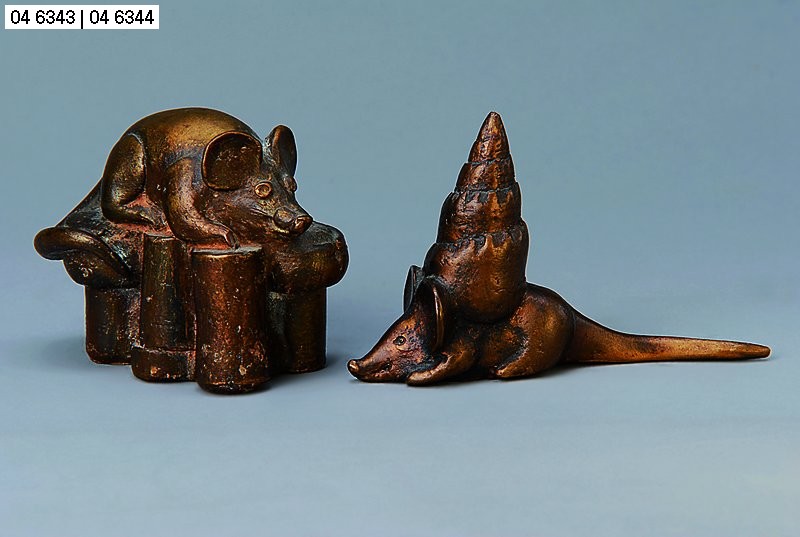 Gernot Rumpf, geb. 1941 Kaiserslautern, Maus auf Wein- und Sektkorken, Bronzeskulptur, monogrammiert, num. 8/25, Gießerstempel Strehle, H. ca. 7.5cm